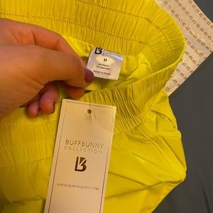 NWT Buffbunny Flo Shorts Tiki Yellow Size M